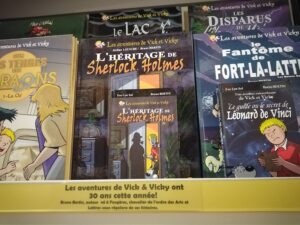 Rayonnage de livres et de BD qui présentent la série Vick et Vicky.