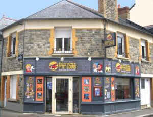 Façade en pierre dans les rues de Rennes avec la devanture de la maison d'éditions P'tit Louis.