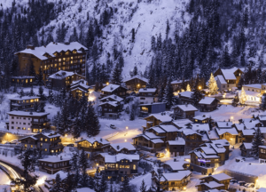 Village de Noël, de nuit, sous la neige.