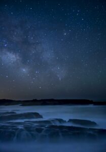 Paysage nocturne avec un ciel étoilé.